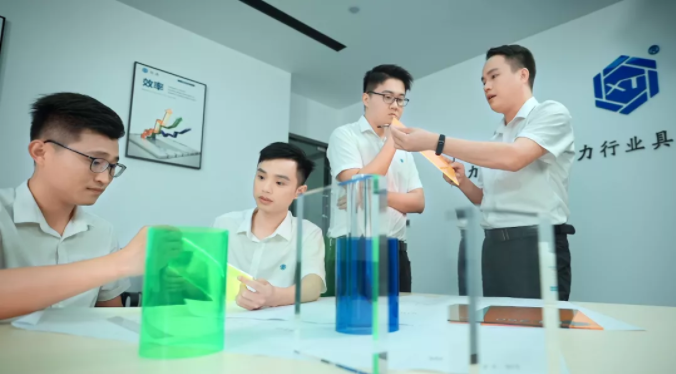 新濤控股工作場(chǎng)景 新濤控股工作場(chǎng)景