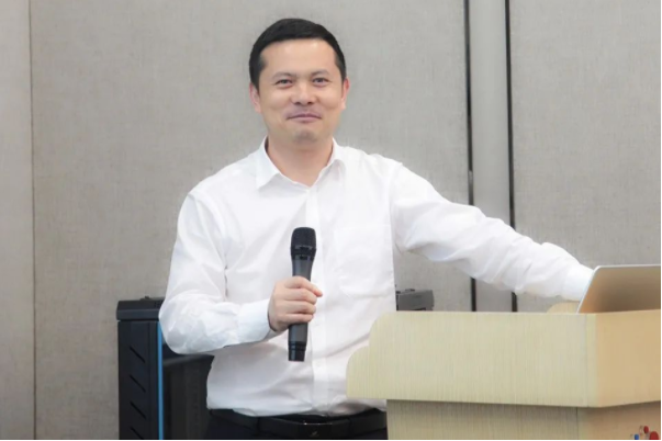 新濤董事長周平桃.png